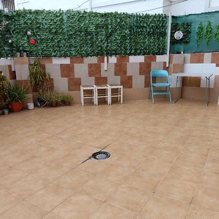 8 Mins Walk To Train Station Low Cost Youth Hostel Sevilha Exterior foto