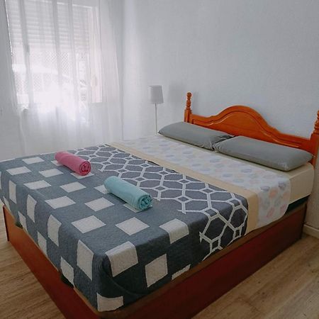 8 Mins Walk To Train Station Low Cost Youth Hostel Sevilha Exterior foto