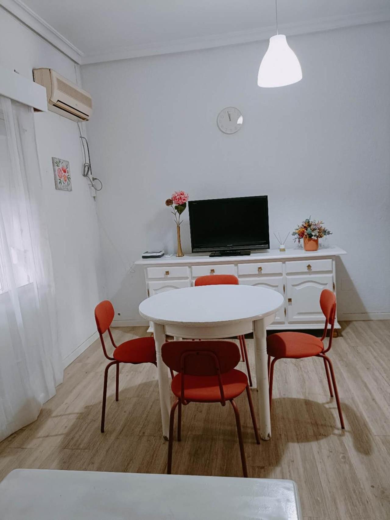 8 Mins Walk To Train Station Low Cost Youth Hostel Sevilha Exterior foto