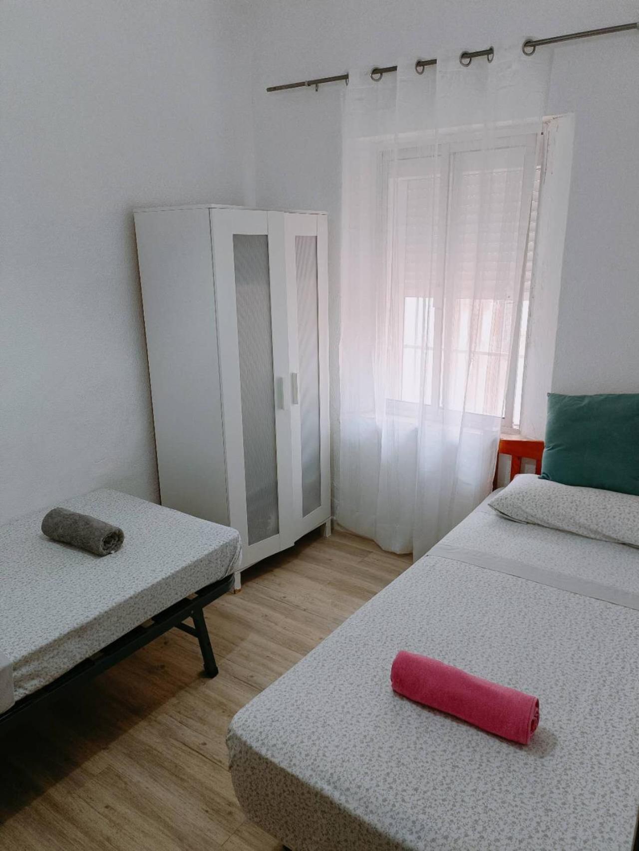 8 Mins Walk To Train Station Low Cost Youth Hostel Sevilha Exterior foto