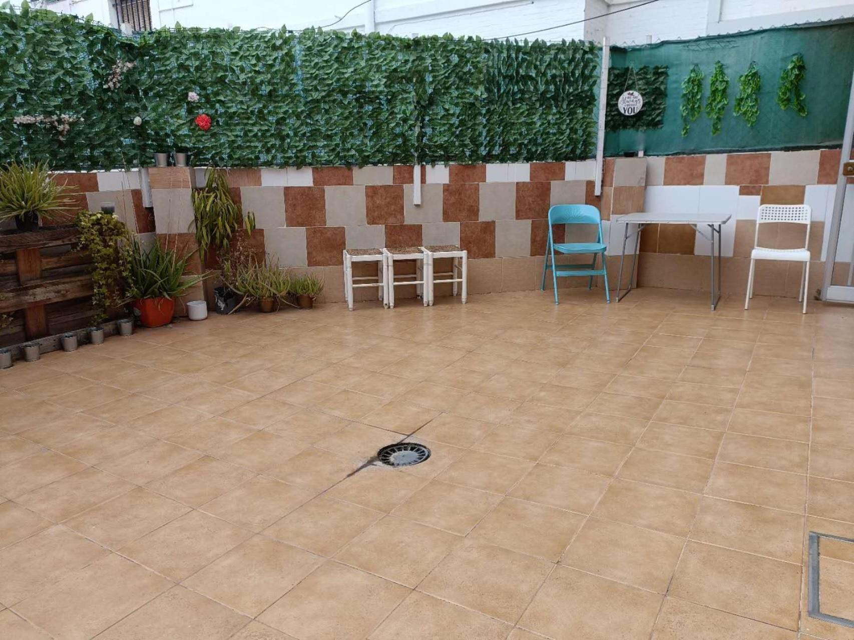 8 Mins Walk To Train Station Low Cost Youth Hostel Sevilha Exterior foto