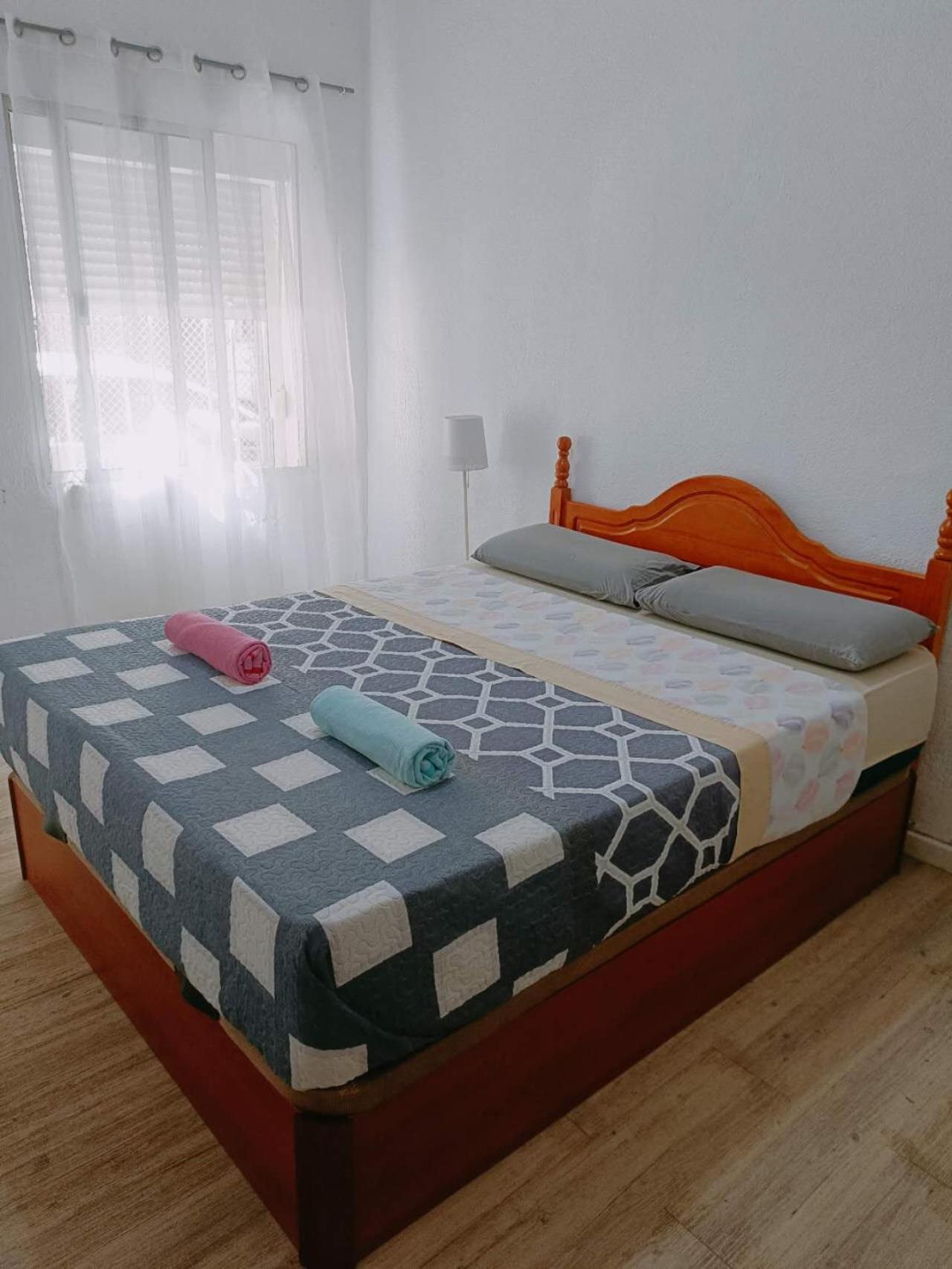 8 Mins Walk To Train Station Low Cost Youth Hostel Sevilha Exterior foto